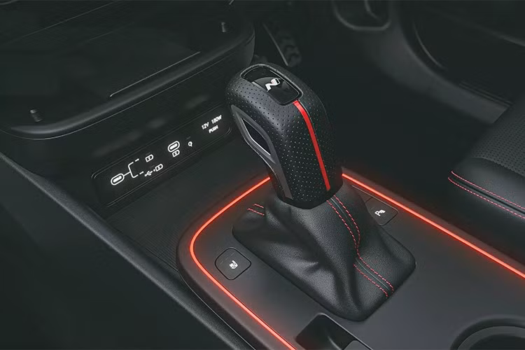 Logo N xuất hiện trên cần số và ghế da vfa nhiều chi tiết quanh xe. Ngoài ra, Hyundai Venue N Line 2026 cũng được trang bị bàn đạp kim loại và hệ thống đèn viền nội thất với 64 màu tùy chỉnh.