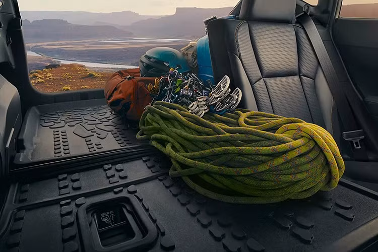 Crosstrek Wilderness 2026 phiên bản Nhật sẽ bán theo hình thức bốc thăm và chỉ có mặt tại đại lý đến hết ngày 30/11. Giá bán khởi điểm từ 4.055.920 yen (khoảng 692, 01 triệu đồng) cho bản Touring và 4.099.920 yen (tương đương 699,52 triệu đồng) cho bản Limited.