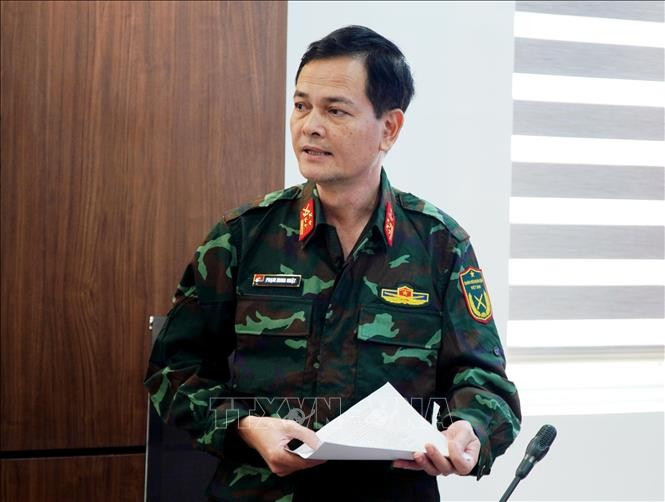 Đại tá Phạm Minh Nhật, Phó Cục trưởng Cục xăng dầu thông tin đến các cơ quan thông tấn, báo chí về nguyên nhân vụ việc và phương hướng khắc phục sự cố. Ảnh: Phạm Cường/TTXVN