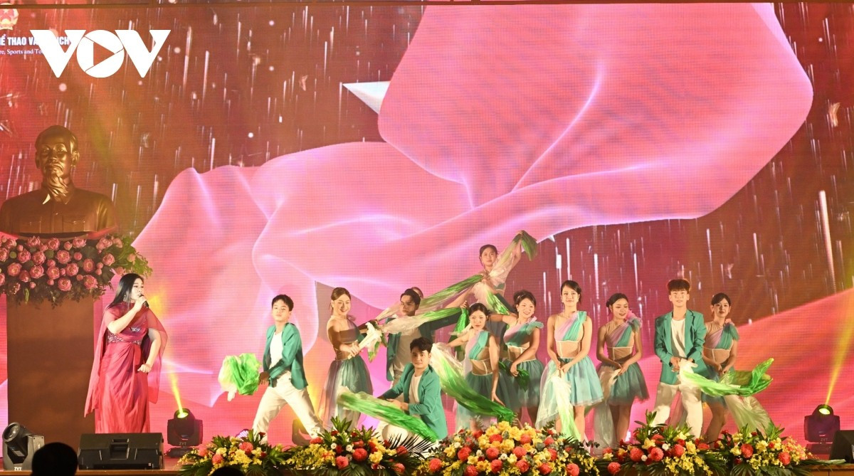 Văn nghệ chào mừng Hội nghị.