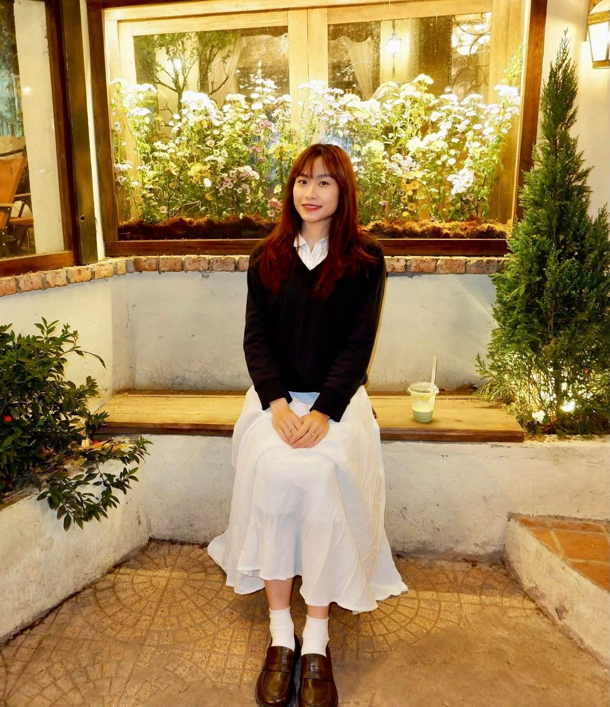 Khi tạm xa những bộ đồ thể thao thi đấu, Mỹ Tiên ghi điểm bằng loạt trang phục nữ tính, ngọt ngào. Vẻ đối lập giữa sự khỏe khoắn, quyết liệt trên đường chạy và có phần "bánh bèo" ngoài đời của cô cũng khiến nhiều người hâm mộ thích thú.