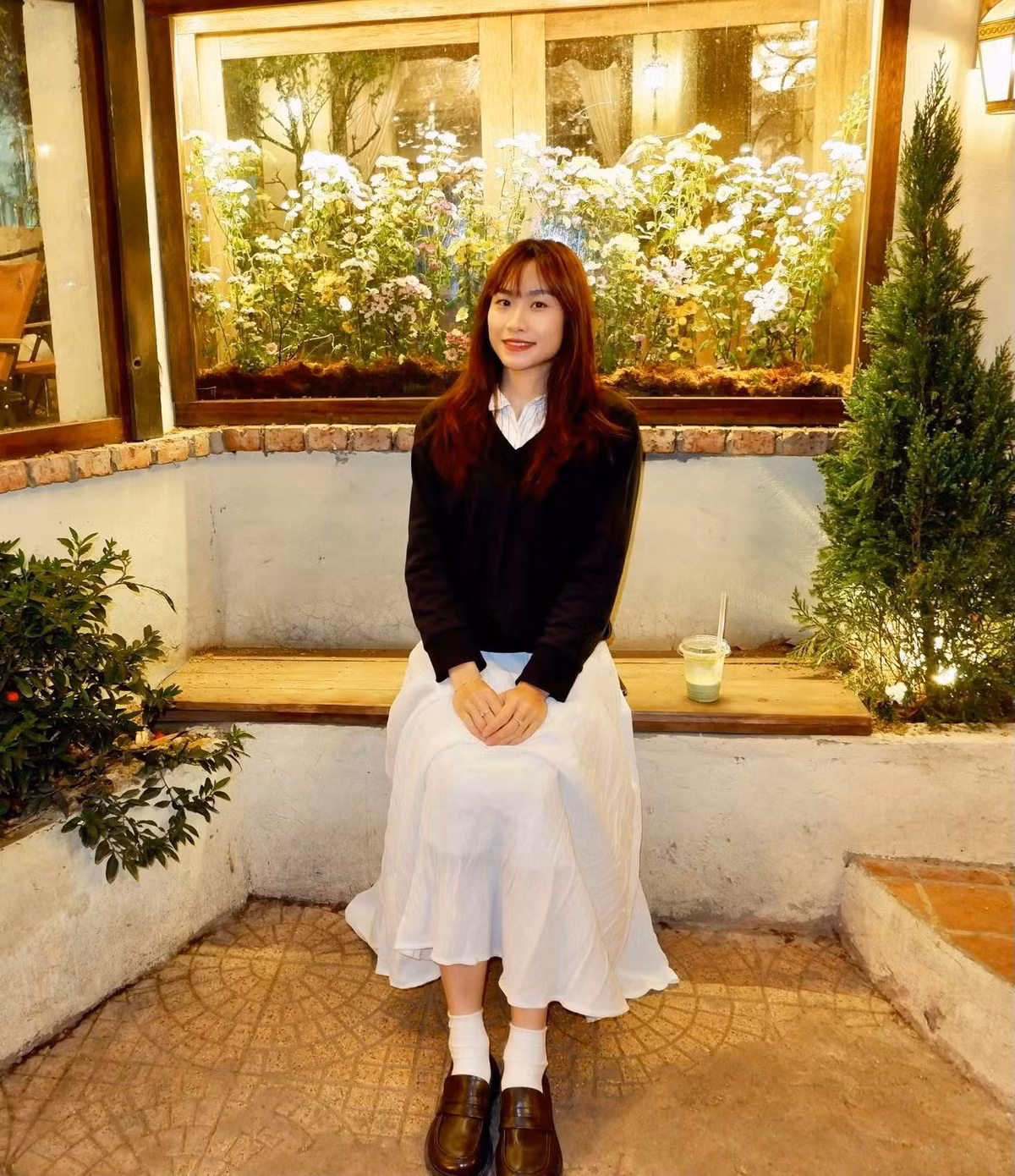 Khi tạm xa những bộ đồ thể thao thi đấu, Mỹ Tiên ghi điểm bằng loạt trang phục nữ tính, ngọt ngào. Vẻ đối lập giữa sự khỏe khoắn, quyết liệt trên đường chạy và có phần "bánh bèo" ngoài đời của cô cũng khiến nhiều người hâm mộ thích thú.