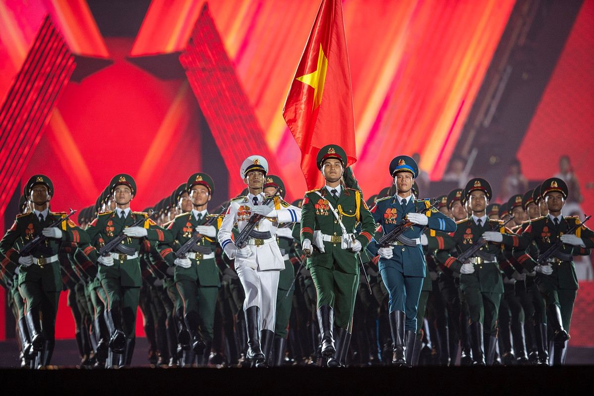 Khoảnh khắc 68 chiến sĩ tái hiện hình ảnh duyệt binh tại Quảng trường Đỏ (Moscow) gây xúc động. Ảnh: Việt Linh.