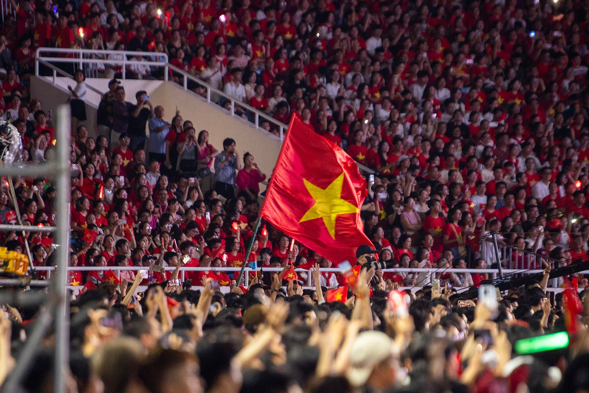 Khán giả mặc áo cờ đỏ sao vàng, bùng nổ cảm xúc khi theo dõi đêm nhạc. Ảnh: Việt Linh.