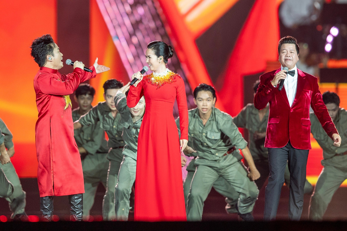 Những tiết mục âm nhạc hào hùng, ý nghĩa khơi dậy tinh thần yêu nước trong hàng triệu khán giả theo dõi đêm nhạc. Ảnh: Việt Linh.