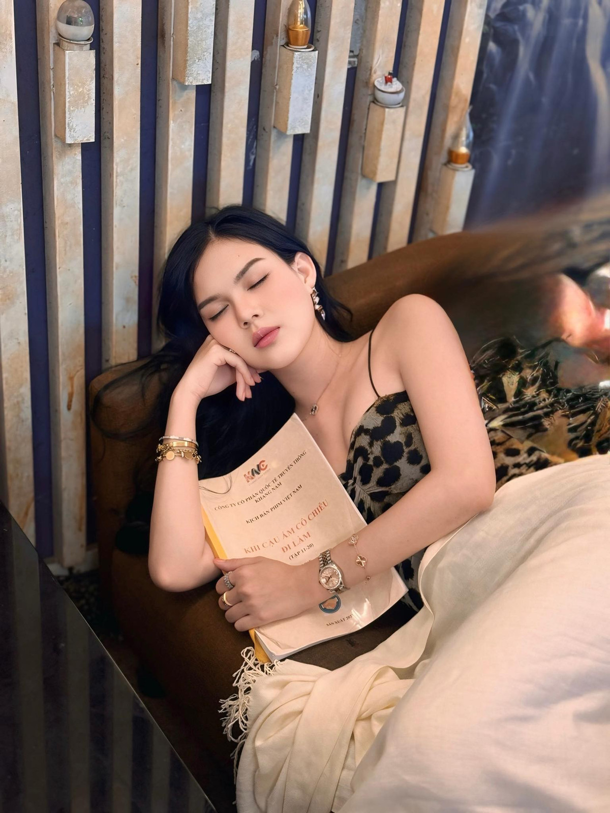 Ngọc Trinh vẫn chăm chỉ với những vai diễn trên con đường nghệ thuật của bản thân.