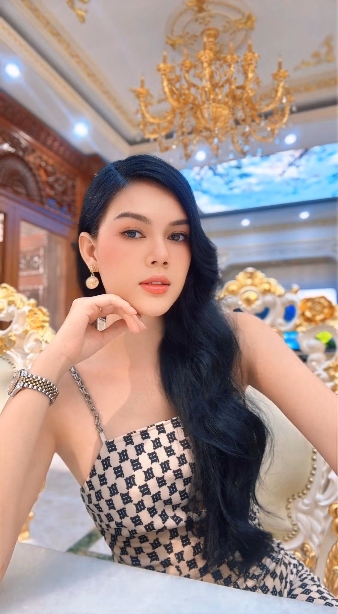 Không chỉ có sự nghiệp thành công, Ngọc Trinh còn có câu chuyện tình yêu đẹp bên cạnh bạn trai tên Thiên Tây nhưng giờ cả hai đã "đường ai nấy đi".