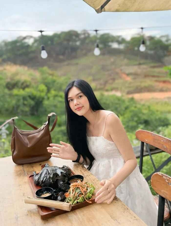 Trên các nền tảng mạng xã hội, Ngọc Trinh chỉ chia sẻ hình ảnh bản thân và công việc, hoàn toàn không nhắc đến mối quan hệ với bạn trai như trước.