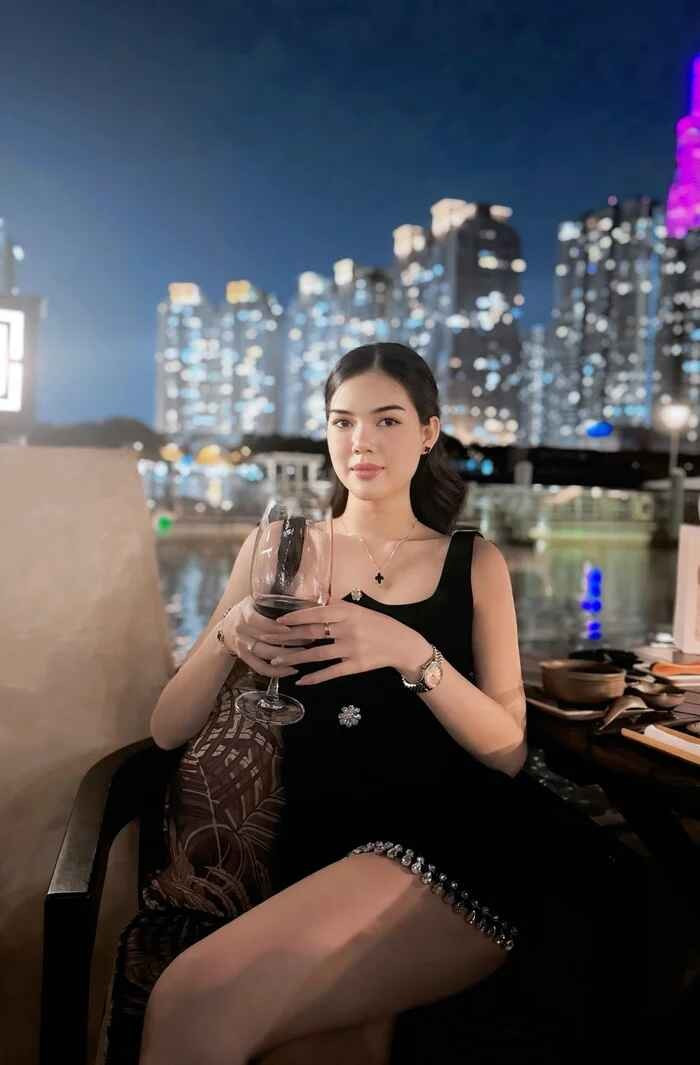 Không những thế, cư dân mạng còn "soi" ra, nữ diễn viên đã âm thầm ẩn/xoá nhiều bức ảnh bên cạnh bạn trai Thiên Tây.