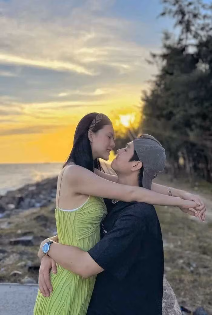 Nếu theo dõi Ngọc Trinh trên các nền tảng mạng xã hội, dễ dàng nhận ra điểm khác thường của nữ diễn viên. Cụ thể, từ khoảng đầu năm 2025, người đẹp này liên tục chia sẻ những dòng trạng thái đầy tâm trạng, triết lý.