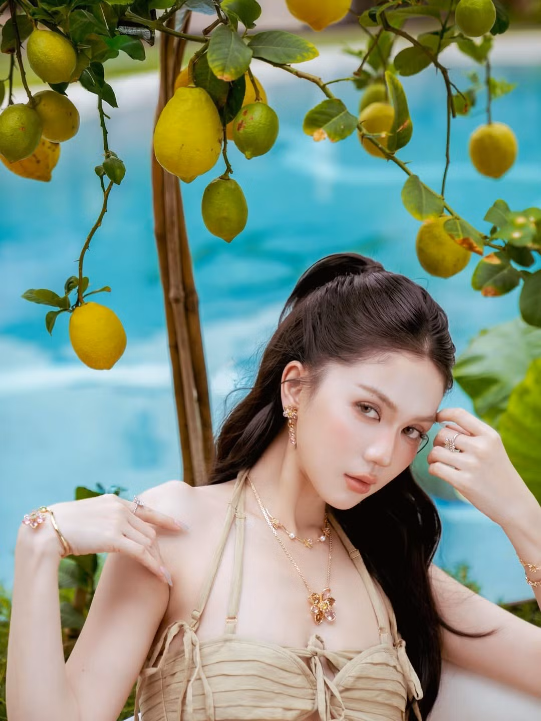 Nhiều người hâm mộ đã dành những lời khen "có cánh" cho nhan sắc "lão hóa ngược" của Ngọc Trinh, đồng thời bày tỏ sự ngưỡng mộ trước phong cách sống đầy năng lượng của cô.