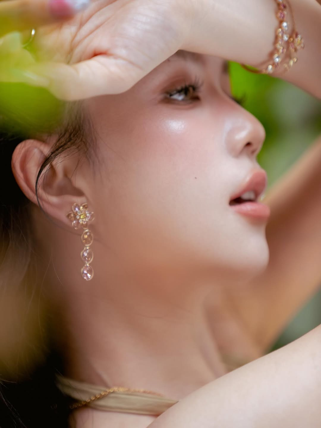 Tuy nhiên, với bộ ảnh "Summer Vibes" lần này, Ngọc Trinh đã cho thấy một khía cạnh khác, vừa quyến rũ vừa ngọt ngào, phù hợp với không khí sôi động của mùa hè. Điều này một lần nữa khẳng định vị thế "nữ hoàng nội y" của cô trong làng giải trí Việt.