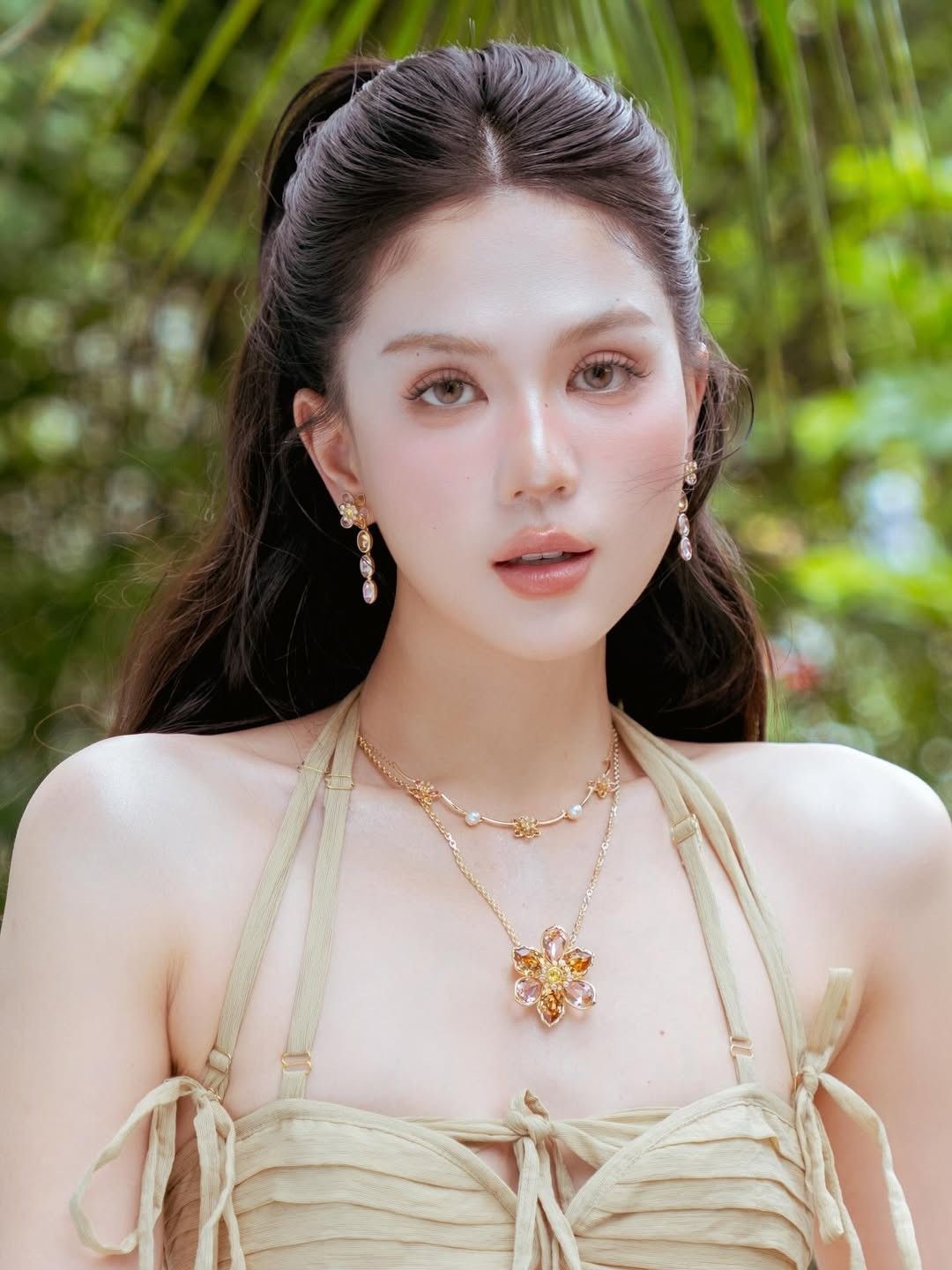 Với phong cách trẻ trung, năng động nhưng không kém phần gợi cảm, "nữ hoàng nội y" Ngọc Trinh đã chứng minh sức hút chưa bao giờ giảm sút của mình.