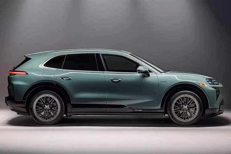 Mẫu SUV điện Porsche Cayenne S 2026 được trang bị hệ thống hai mô-tơ điện kết hợp cùng hệ dẫn động bốn bánh toàn thời gian. Ở điều kiện vận hành thông thường, xe sản sinh công suất 536 mã lực, nhưng khi kích hoạt chế độ kiểm soát khởi động (Launch Control), tổng công suất có thể đạt mức tối đa 657 mã lực. Sức mạnh này cho phép mẫu SUV nặng nề tăng tốc từ 0-100 km/h chỉ trong khoảng 3,6 giây trước khi đạt tốc độ tối đa 250 km/h.