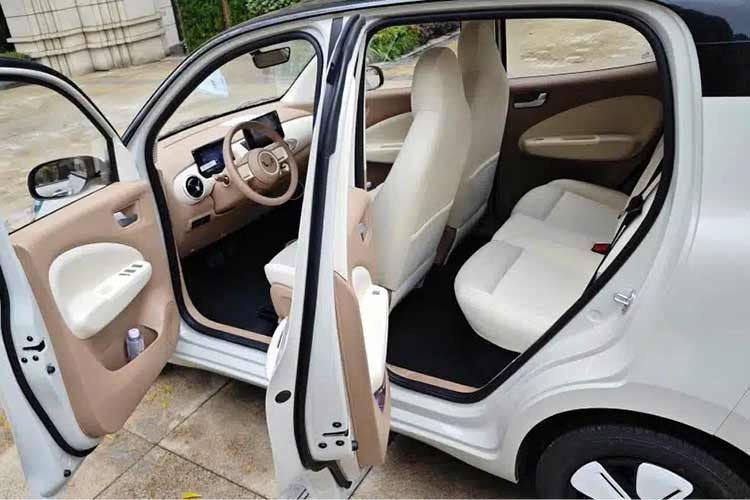 Xe được trang bị vô lăng 2 chấu hình tròn, tích hợp một số phím chức năng, bảng đồng hồ kỹ thuật số 7 inch và màn hình thông tin giải trí 8 inch. Ghế được bọc bằng nỉ màu sáng với núm xoay chuyển số điện tử ở giữa 2 ghế trước.