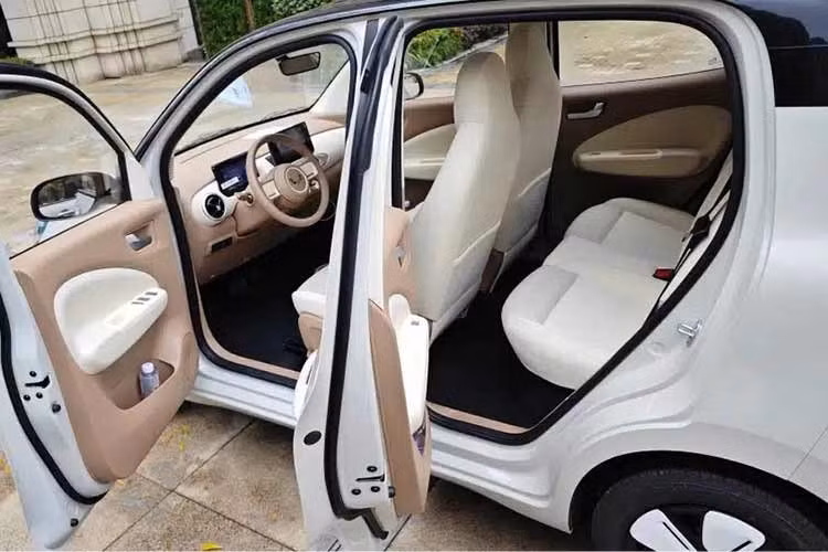 Xe được trang bị vô lăng 2 chấu hình tròn, tích hợp một số phím chức năng, bảng đồng hồ kỹ thuật số 7 inch và màn hình thông tin giải trí 8 inch. Ghế được bọc bằng nỉ màu sáng với núm xoay chuyển số điện tử ở giữa 2 ghế trước.