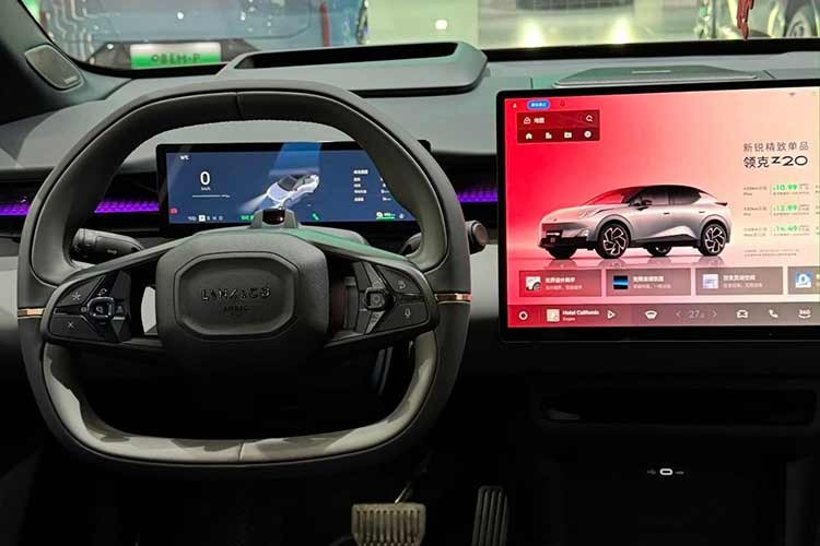 Nội thất Lynk &amp; Co 02 mang phong cách tối giản kết hợp công nghệ hiện đại. Trung tâm bảng táp-lô là màn hình cảm ứng dạng treo kích thước 15,4 inch, đi kèm cụm đồng hồ kỹ thuật số 10,2 inch và màn hình hiển thị HUD trên kính lái. Hệ thống âm thanh 14 loa được trang bị nhằm nâng cao trải nghiệm giải trí cho người dùng.