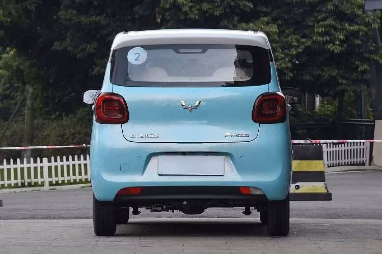 Wuling Hongguang Mini EV 5 cửa sắp bán ở Việt Nam được thiết kế theo phong cách tròn trịa và mềm mại hơn, liên tưởng đến Wuling Bingo. Những trang bị nổi bật của xe như cụm đèn pha cỡ lớn được bao quanh bằng dải đèn LED định vị ban ngày, hốc gió trung tâm nhỏ trên cản trước và cổng sạc nằm bên dưới logo màu bạc của thương hiệu Wuling. Xe sở hữu vành thép 13 inch đi kèm ốp mâm hình bông hoa năm cánh,...