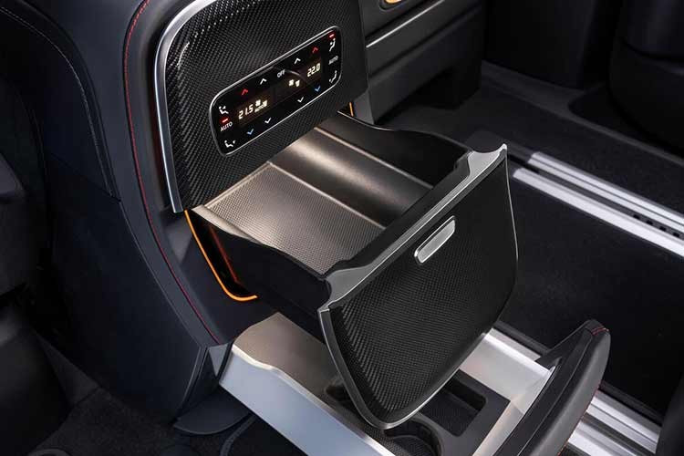 Phiên bản đầu tiên VLE 300 sử dụng pin 115 kWh và mô-tơ điện đặt phía trước cho công suất 272 mã lực, với tầm hoạt động dự kiến hơn 700 km (WLTP). Phiên bản VLE 400 4MATIC dẫn động bốn bánh sẽ trang bị hai mô-tơ điện, tổng công suất 409 mã lực, tăng tốc 0–96 km/h trong 6,4 giây.