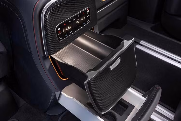 Phiên bản đầu tiên VLE 300 sử dụng pin 115 kWh và mô-tơ điện đặt phía trước cho công suất 272 mã lực, với tầm hoạt động dự kiến hơn 700 km (WLTP). Phiên bản VLE 400 4MATIC dẫn động bốn bánh sẽ trang bị hai mô-tơ điện, tổng công suất 409 mã lực, tăng tốc 0–96 km/h trong 6,4 giây.