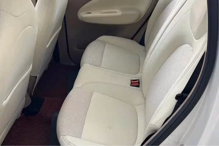 Không chỉ rộng rãi hơn, nội thất của mẫu xe mini điện Wuling Hongguang Mini EV 5 cửa sắp bán tại Việt Nam còn có một số điều chỉnh so với bản 3 cửa cũ như mặt táp-lô, cửa gió và các núm xoay chỉnh điều hòa.