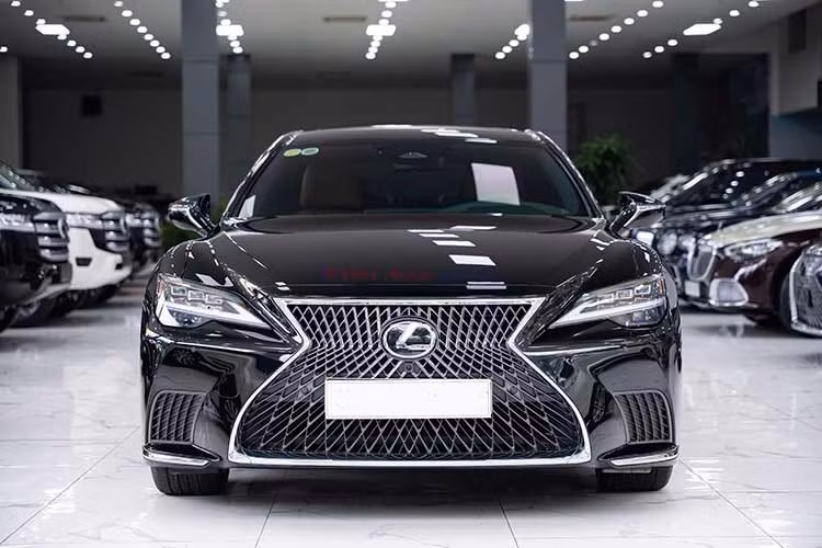 Mẫu sedan hybrid cỡ lớn Lexus LS 500h cũng được điều chỉnh từ 8,36 tỷ đồng xuống khoảng 8,03 tỷ đồng. Việc điều chỉnh giá bán của các mẫu xe hybrid hạng sang được cho là liên quan đến chính sách ưu đãi thuế dành cho xe hybrid vừa được Chính phủ áp dụng.