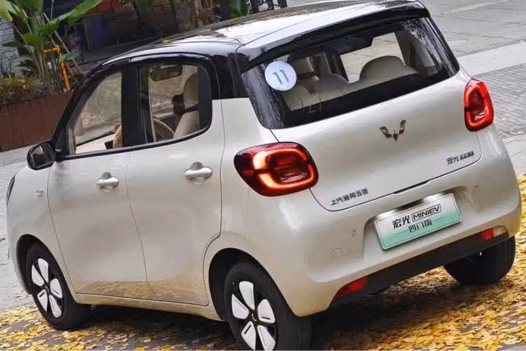 "Trái tim" của Wuling Hongguang Mini EV 5 cửa là mô-tơ điện nằm trên cầu sau, tạo ra công suất tối đa 30 kW (khoảng 40 mã lực). Nhờ đó, xe có thể đạt vận tốc tối đa 100 km/h. Cụm pin LFP 16,2 kWh mang đến quãng đường di chuyển 205 km sau 1 lần sạc đầy.