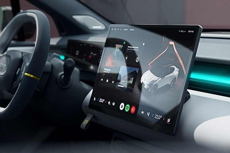 Tại thị trường Trung Quốc, Lynk &amp; Co 02 được trang bị mô-tơ điện đặt ở trục sau. Động cơ này tạo ra công suất tối đa 250 kW (tương đương khoảng 335 mã lực) cùng mô-men xoắn cực đại 373 Nm. Nhờ đó, xe có thể tăng tốc từ 0-100 km/h trong khoảng 5,3 giây.