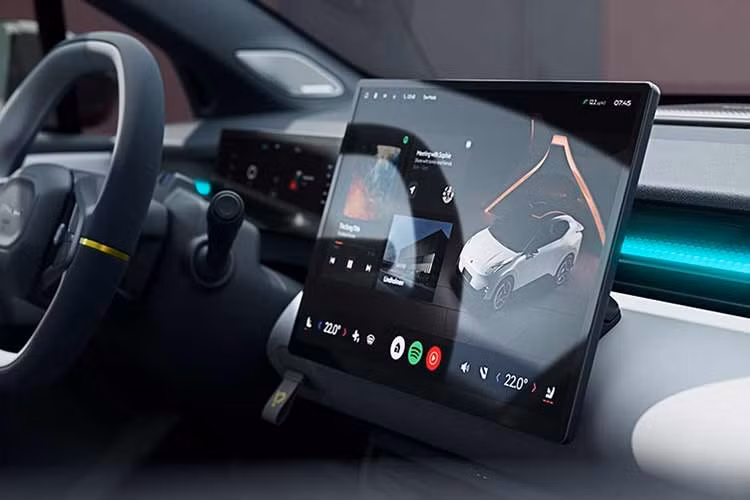 Tại thị trường Trung Quốc, Lynk &amp; Co 02 được trang bị mô-tơ điện đặt ở trục sau. Động cơ này tạo ra công suất tối đa 250 kW (tương đương khoảng 335 mã lực) cùng mô-men xoắn cực đại 373 Nm. Nhờ đó, xe có thể tăng tốc từ 0-100 km/h trong khoảng 5,3 giây.