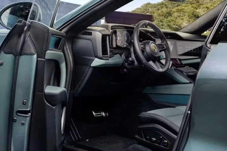 Xe hỗ trợ công nghệ sạc siêu nhanh với công suất lên tới 400 kW, cho phép nạp từ 10% lên 80% dung lượng pin trong thời gian chưa đầy 16 phút tại các trạm sạc tiêu chuẩn cao. Một lưu ý nhỏ cho người dùng là cổng sạc nhanh DC được bố trí bên phía người lái, trong khi cổng sạc xoay chiều AC nằm ở phía hành khách.