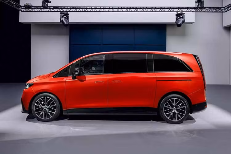 VLE sở hữu thiết kế hiện đại với lưới tản nhiệt lớn có thể phát sáng, cụm đèn LED “ngôi sao” đặc trưng và nắp ca-pô nổi bật với logo ba cánh. Khách hàng cũng có thể chọn gói AMG với cản trước thể thao hơn và lưới tản nhiệt thiết kế lại. Thân xe mang phong cách khí động học với tay nắm cửa ẩn và cửa trượt điện.