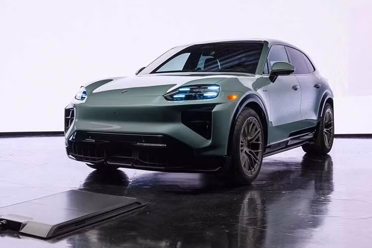 Porsche Cayenne S EV 2026 được định vị nằm giữa phiên bản cơ sở và bản hiệu năng cao Turbo, duy trì chiến lược đa dạng hóa cấu hình tương tự dòng Macan điện. Với sự xuất hiện của Cayenne S, thương hiệu xe thể thao Đức kỳ vọng mang đến một lựa chọn hài hòa, đáp ứng nhu cầu về sức mạnh của khách hàng nhưng có mức giá dễ tiếp cận hơn so với biến thể đầu bảng.