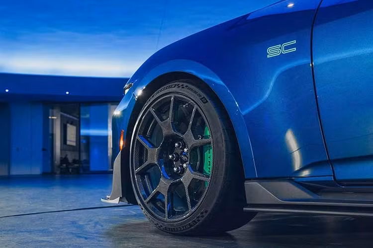 Đối với những khách hàng yêu cầu khả năng vận hành chuyên dụng trên đường đua, phiên bản Track Pack được chào bán với mức giá 139.990 USD (khoảng 3,67 tỷ đồng). Điểm khác biệt lớn nhất của biến thể này nằm ở hệ thống phanh gốm carbon của Brembo và bộ lốp Michelin Pilot Sport Cup2 R chuyên dụng.