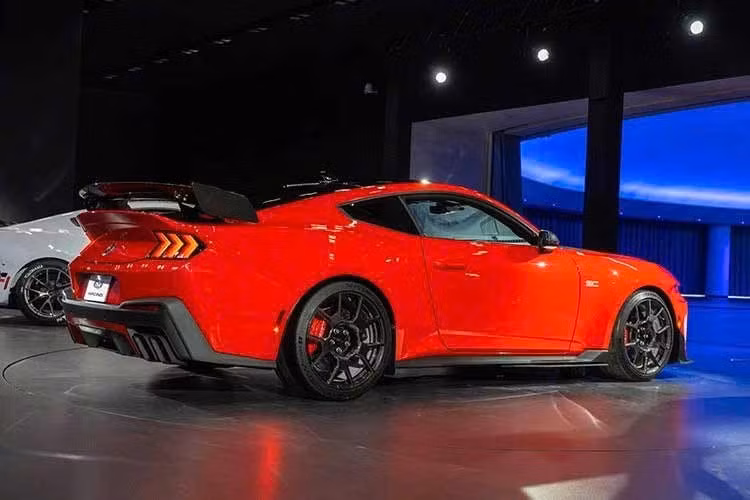 Xét về phân khúc xe thể thao châu Âu, đại diện từ Mỹ có lợi thế cạnh tranh về giá khá rõ rệt. Một chiếc Porsche 911 Carrera GTS có giá khởi điểm khoảng 183.350 USD (khoảng 4,80 tỷ đồng), trong khi phiên bản Turbo S có thể tiệm cận ngưỡng 270.000 USD (tương đương 7,08 tỷ đồng).