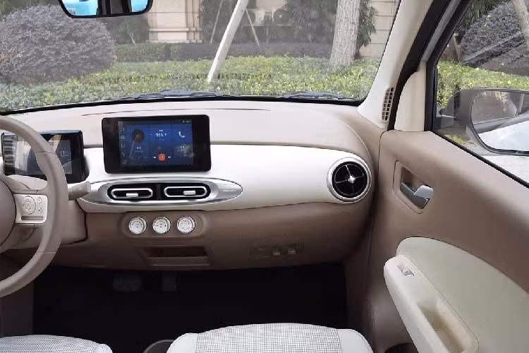 Sự thay đổi về kích thước mang đến nội thất rộng rãi hơn cho xe. Bên trong mẫu xe Wuling Hongguang Mini EV 5 cửa vẫn là không gian nội thất 2 hàng ghế với 4 chỗ ngồi giống phiên bản 3 cửa nhưng dung tích khoang hành lý đã tăng lên 123 lít hoặc 745 lít nếu gập hàng ghế sau.