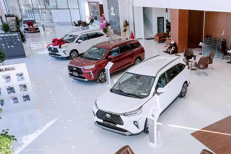 Các chương trình khuyến mại và ưu đãi được áp dụng ở nhiều phân khúc, từ SUV, MPV phổ thông cho đến xe hạng sang. Giá trị ưu đãi dao động từ vài chục triệu đồng đến hàng trăm triệu đồng tùy mẫu xe đến từ thương hiệu.