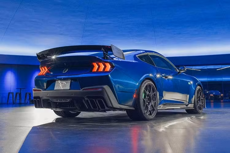 Phiên bản tiêu chuẩn của Dark Horse SC được trang bị khối động cơ V8 tăng áp 5.2L với công suất vượt mốc 700 mã lực, mang lại hiệu năng vận hành thuộc nhóm hàng đầu trong phân khúc xe thể thao động cơ đặt trước. Mặc dù là bản tiêu chuẩn trong dòng SC, xe vẫn được trang bị gói thiết kế ngoại thất hầm hố và các tinh chỉnh kỹ thuật nhằm tối ưu hóa hiệu suất từ động cơ siêu nạp.