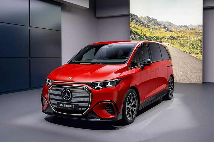 Mercedes-Benz vừa giới thiệu mẫu VLE 2028, nó được hãng xe dang Đức mô tả là một “grand limousine”. Dù cách gọi mang tính tiếp thị, thực tế đây là một mẫu minivan điện hạng sang hướng tới nhiều nhóm khách hàng, từ gia đình cho tới doanh nhân, dự kiến bán tại Mỹ từ năm 2027.