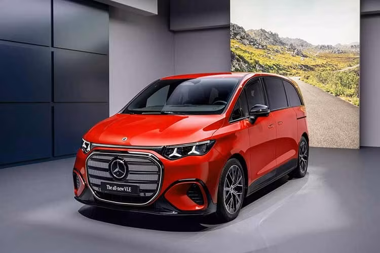 Mercedes-Benz vừa giới thiệu mẫu VLE 2028, nó được hãng xe dang Đức mô tả là một “grand limousine”. Dù cách gọi mang tính tiếp thị, thực tế đây là một mẫu minivan điện hạng sang hướng tới nhiều nhóm khách hàng, từ gia đình cho tới doanh nhân, dự kiến bán tại Mỹ từ năm 2027.