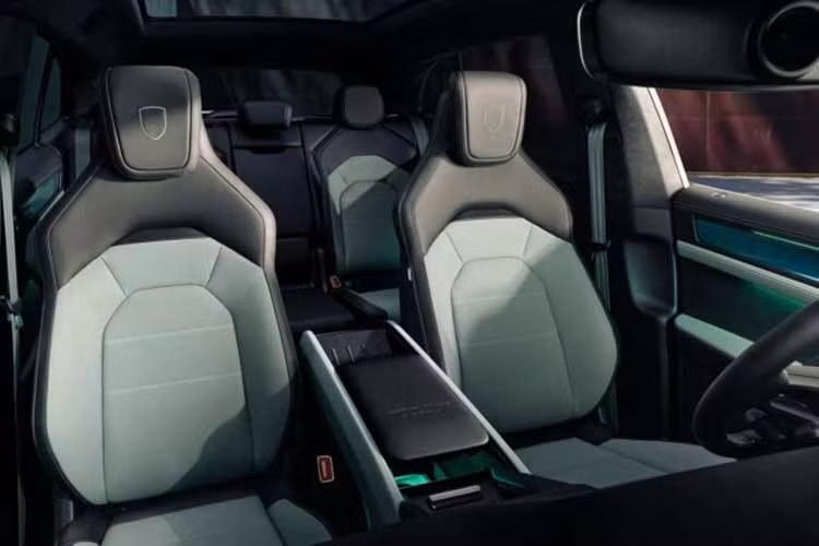 Hãng xe Đức giới thiệu gói nội thất Style Package mới với tông màu xanh-đen chủ đạo, đồng bộ với màu sơn ngoại thất Mystic Green. Các điểm nhấn màu xanh xuất hiện tinh tế trên bảng táp-lô, vô-lăng và táp-bi cửa, tạo nên không gian cabin hiện đại và khác biệt. Xe vẫn duy trì cấu trúc nội thất kỹ thuật số đặc trưng của dòng Cayenne thế hệ mới với sự tập trung tối đa vào người lái.