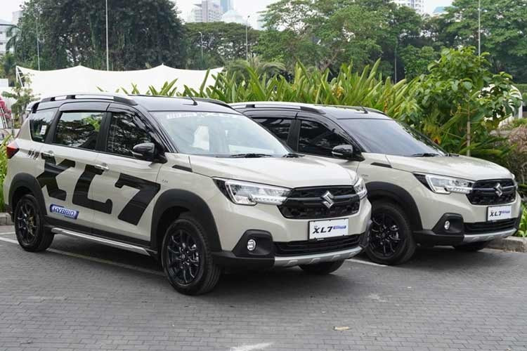 Mẫu xe MPV Suzuki XL7 Hybrid thế hệ mới cũng được giảm 50% phí trước bạ cho các xe sản xuất năm 2025. Ngoài ra, khách hàng còn được tặng gói bảo dưỡng 6,5 năm, nâng tổng giá trị ưu đãi lên khoảng 55 triệu đồng. Sau khuyến mại, giá bán của XL7 hybrid còn khoảng 544 đến 552,9 triệu đồng tùy phiên bản màu sắc.