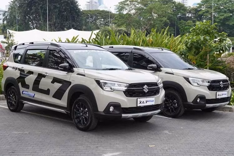 Mẫu xe MPV Suzuki XL7 Hybrid thế hệ mới cũng được giảm 50% phí trước bạ cho các xe sản xuất năm 2025. Ngoài ra, khách hàng còn được tặng gói bảo dưỡng 6,5 năm, nâng tổng giá trị ưu đãi lên khoảng 55 triệu đồng. Sau khuyến mại, giá bán của XL7 hybrid còn khoảng 544 đến 552,9 triệu đồng tùy phiên bản màu sắc.