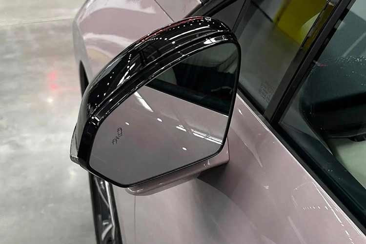 Về kích thước, Lynk &amp; Co 02 có thông số chiều dài x rộng x cao tương ứng là 4.460 x 1.845 x 1.573 mm, trục cơ sở dài 2.755 mm. Những con số này tương đương với Toyota Corolla Cross (4.460 x 1.825 x 1.620 mm). Xe dùng chung nền tảng khung gầm CMA với mẫu Volvo XC40.