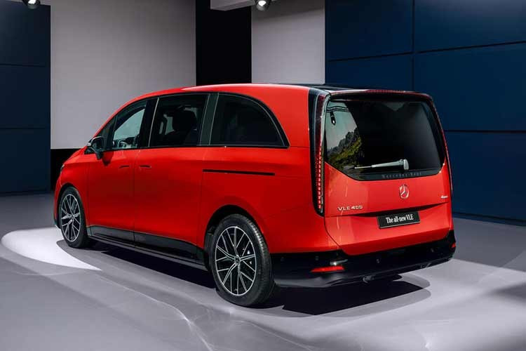 Bộ mâm có kích thước từ 19 đến 22 inch. Xe đạt hệ số cản gió 0,25 và phần đuôi vuông vức với cụm đèn hậu hình vòng cung tích hợp vào cánh gió. Mẫu minivan này khá lớn, dài 5.309 mm, rộng 1.999 mm, cao 1.943 mm và trục cơ sở 3.342 mm. Một phiên bản trục cơ sở dài hơn sẽ ra mắt sau, dài tới 5.484 mm.