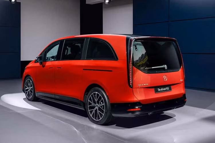 Bộ mâm có kích thước từ 19 đến 22 inch. Xe đạt hệ số cản gió 0,25 và phần đuôi vuông vức với cụm đèn hậu hình vòng cung tích hợp vào cánh gió. Mẫu minivan này khá lớn, dài 5.309 mm, rộng 1.999 mm, cao 1.943 mm và trục cơ sở 3.342 mm. Một phiên bản trục cơ sở dài hơn sẽ ra mắt sau, dài tới 5.484 mm.