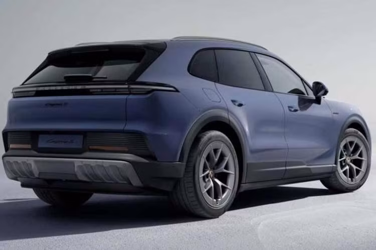 Bên cạnh đó, xe còn được trang bị chế độ lái đường đua (Track mode) cùng hệ thống treo Active Ride và công nghệ điều phối lực kéo Vectoring Plus nhằm duy trì sự ổn định đặc trưng của dòng xe Porsche. Cung cấp năng lượng cho Cayenne S là khối pin có dung lượng 113 kWh, tương đương với các phiên bản điện khác trong dòng sản phẩm.