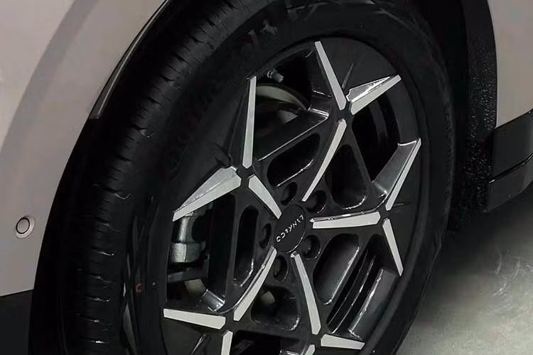 Tại thị trường nội địa Trung Quốc, Lynk &amp; Co 02 được biết đến với tên gọi Z20. Mẫu xe này cho thấy bước thay đổi rõ rệt trong phong cách thiết kế của hãng khi tiếp nhận nhiều chi tiết từ bản concept "The Next Day". Ngoại thất hướng đến yếu tố khí động học với thiết kế đầu xe dạng kín, tay nắm cửa ẩn và phần mái vuốt dốc đặc trưng của phong cách coupe SUV.