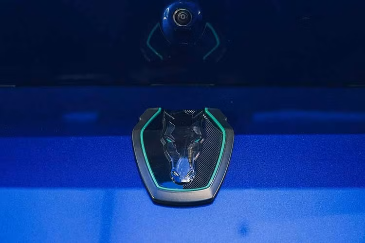 Khi nâng cấp lên bản Track Pack, mức giá bán của Ford Mustang Dark Horse SC 2026 sẽ cao hơn Z06 nhưng vẫn thấp hơn khá nhiều so với mức 187.495 USD (tương đương 4,91 tỷ đồng) của Corvette ZR1.