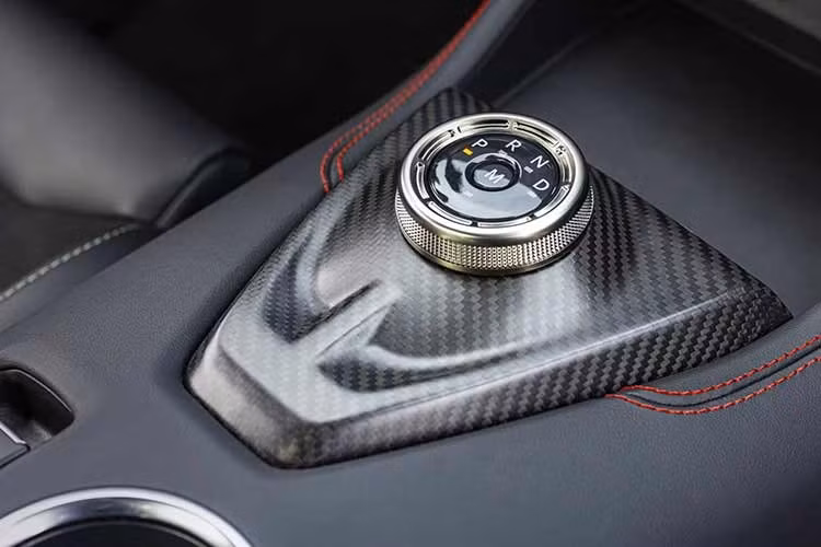 Ở vị trí cao nhất trong dải sản phẩm là Dark Horse SC Track Pack Special Edition với mức giá lên tới 170.970 USD (khoảng 4,48 tỷ đồng). Biến thể này không thay đổi về mặt truyền động so với các bản SC khác nhưng tập trung mạnh vào tính độc bản và thẩm mỹ. Xe sở hữu các chi tiết đồ họa vẽ tay trên nắp capo, nội thất bọc da màu Đỏ Solar độc quyền và gói trang bị ngoại thất bằng sợi carbon (Carbon Fiber Appearance package).