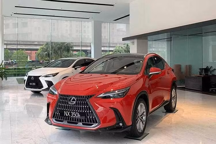 Ở phân khúc cao cấp, một số mẫu xe hybrid của Lexus cũng ghi nhận mức giảm giá đáng chú ý tại đại lý. Theo ghi nhận thị trường, Lexus NX350h giảm từ khoảng 3,42 tỷ đồng xuống còn khoảng 3,27 tỷ đồng. Hai phiên bản Luxury và Premium có giá 3,5 đến 4,33 tỷ đồng được giảm khoảng 150 đến 190 triệu đồng tùy phiên bản.
